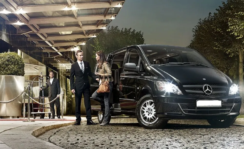 Dalaman Havalimanı çıkışında bekleyen siyah Mercedes Vito – havaalanı transferi ve özel karşılama hizmeti.